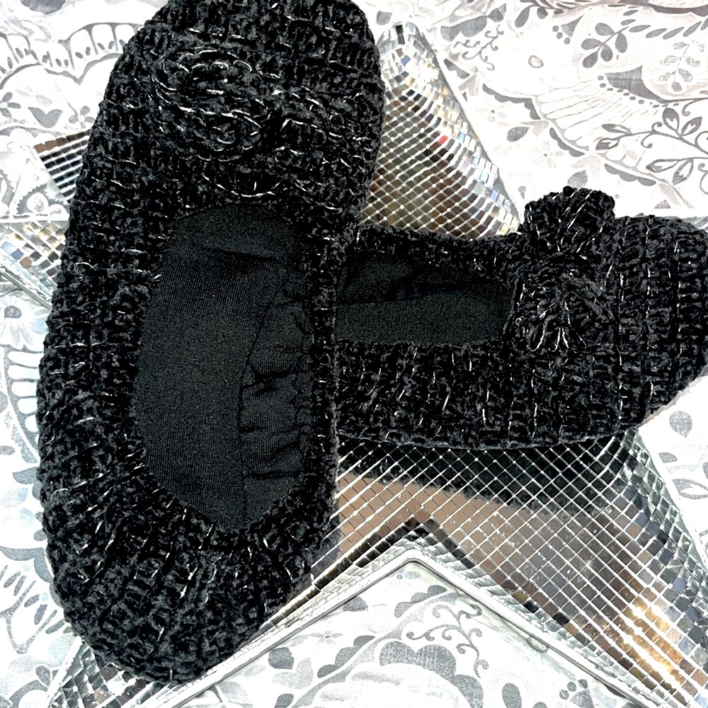 #707 (NWOT) ladies Cuddles slippers size small, fits shoe size 7-7.5